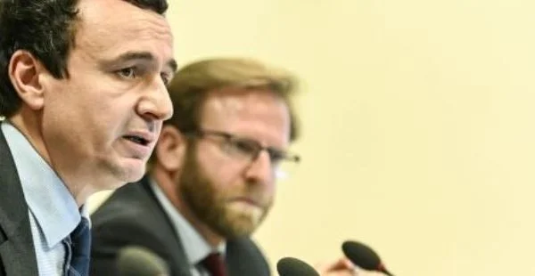 Ish drejtori i Aviacionit, Eset Berisha sot dorëzon kallëzim penal ndaj Albin Kurtit dhe Haki Abazit