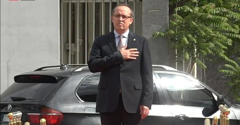 Avdullah Hoti pranon detyrën