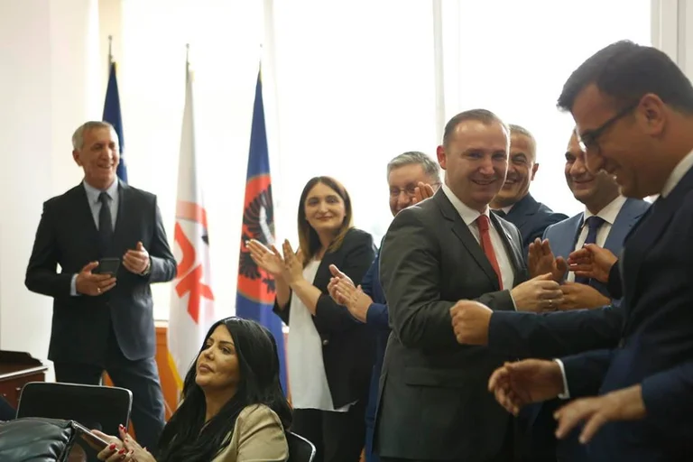 Zemaj përshëndetet me miqtë nga Grupi Parlamentar, tani e tutje në krye të ministrisë së Shëndetësisë