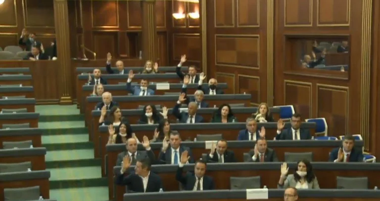 Si votuan të gjitha partitë për Qeverinë Hoti