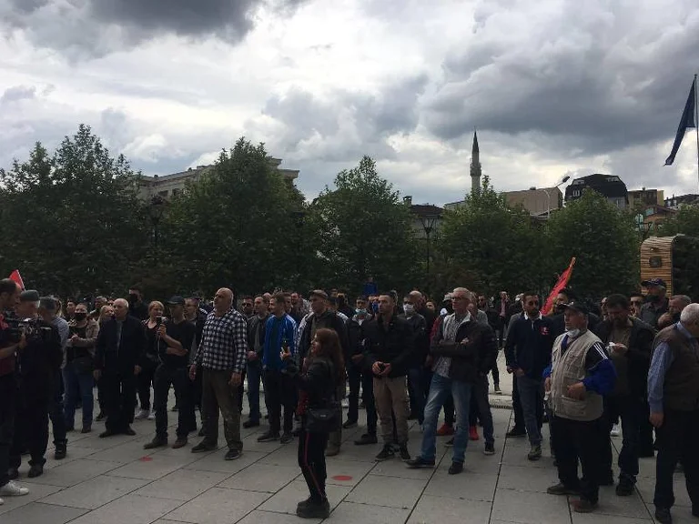 Rritet numri i protestuesve para Kuvendit ku pritet të votohet Qeveria Hoti