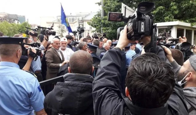 Një grup protestuesish po vazhdojnë të qëndrojnë te hyrja e Kuvendit