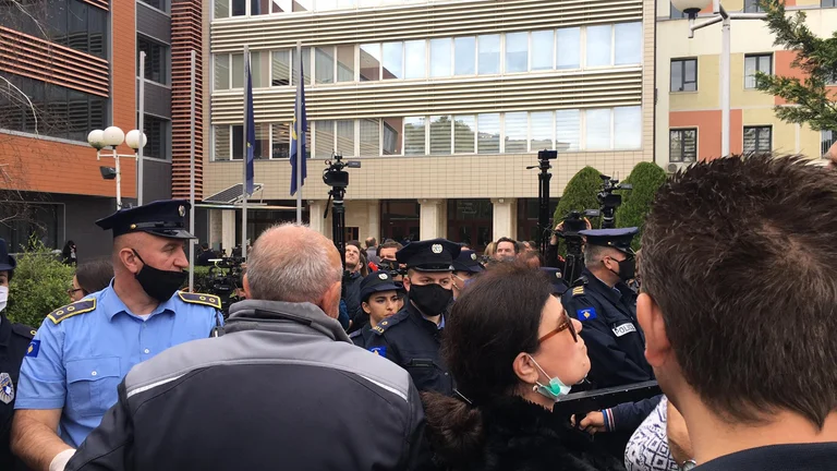 Militanti i VV’së: Dola për të vdekur, do t’iu thyejmë këmbë e duar
