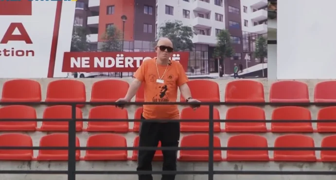 Njihuni me Kobën, tifozin special të Ballkanit që do të jetë i vetëm në tribuna për ndeshjen ndaj Feronikelit