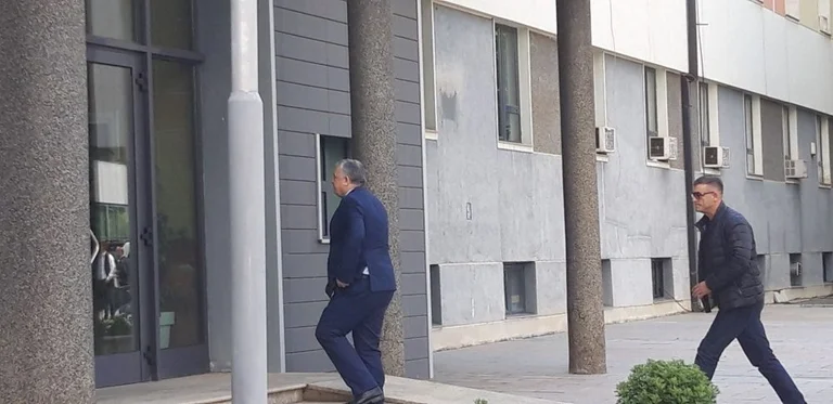 Agim Veliu mbërrin në Kuvend