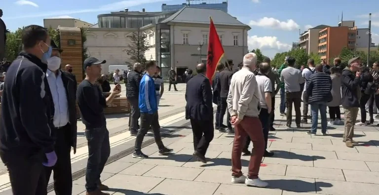 Disa qytetarë mblidhen para fillimit të seancës së Kuvendit
