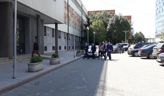 Deputetët nisin të hynë në Kuvend