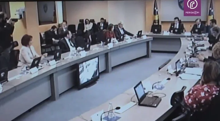 I shfrytëzon minutat e fundit: Kurti shkarkon edhe një bord