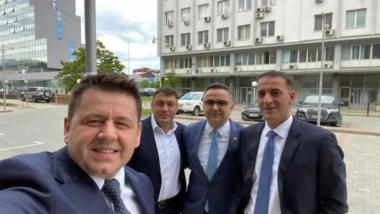 AAK’ja mbërrin në Kuvend: Depututët e saj gati për të hyrë në qeveri edhe njëherë