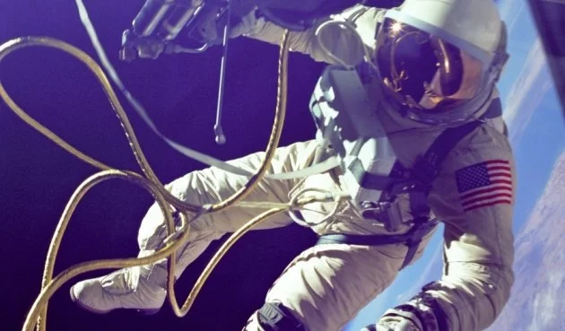 Astronauti që eci për herë të parë në hapësirë