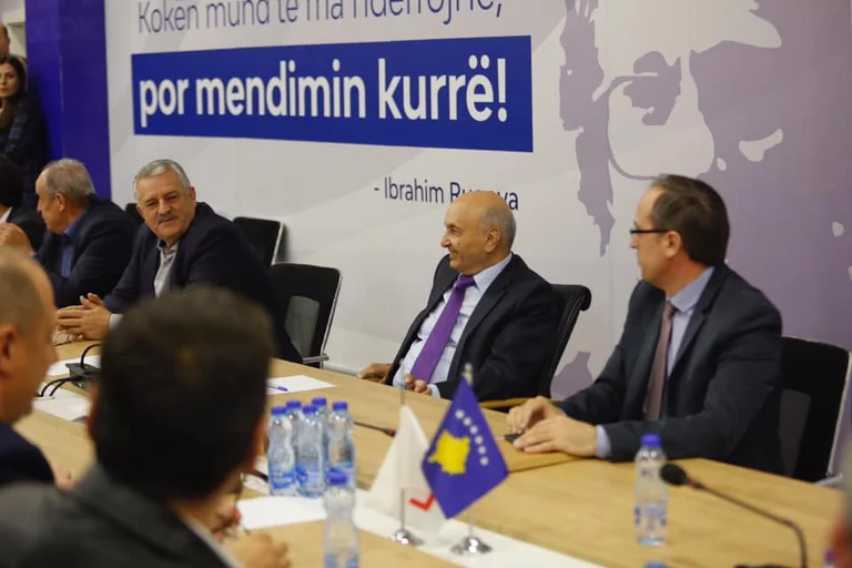 Veliu e Mustafa të disponuar një ditë para votimit të qeverisë