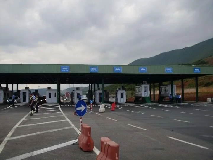 Kosova heq tarifën e dezinfektimit për kamionat e Shqipërisë