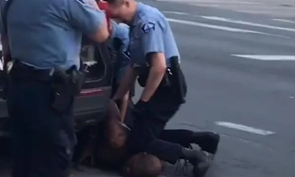 Përveç gjurit në qafë, edhe një veprim tjetër i dy policëve të tjerë ndikoi në vdekjen e George Floyd