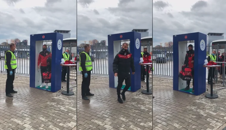 Pamje nga momenti kur lojtarët e Drenicës dezinfektohen para se të futen në ‘Fadil Vokrri’