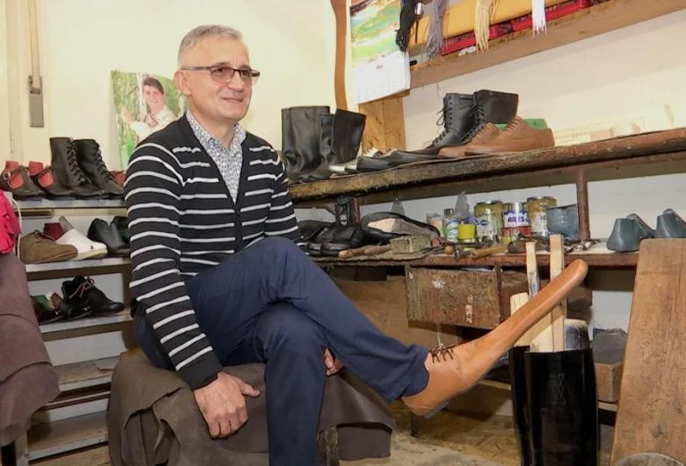 “Çuditë” e pandemisë, këpucëtari krijon këpucët anti-Covid