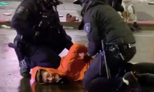 Përsëritet historia, polici i vë këmbën që qafë protestuesit, kolegu ia heq