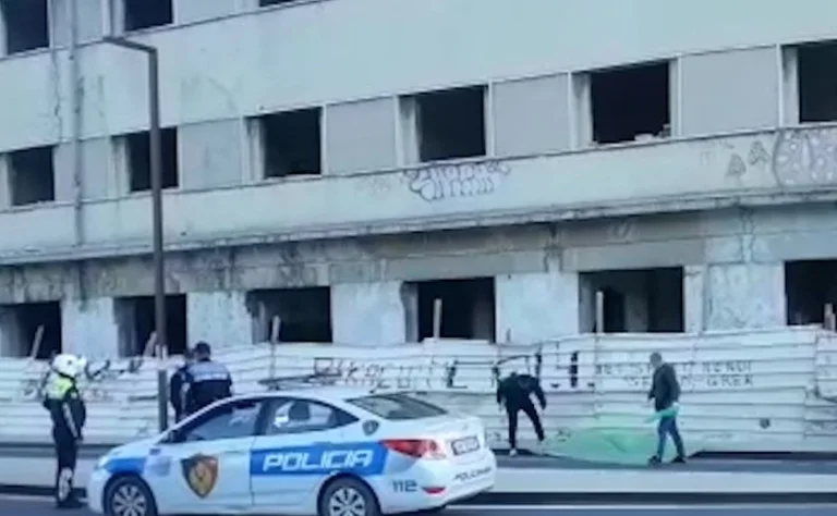 Durrës, i riu sirian gjendet i pajetë në trotuar