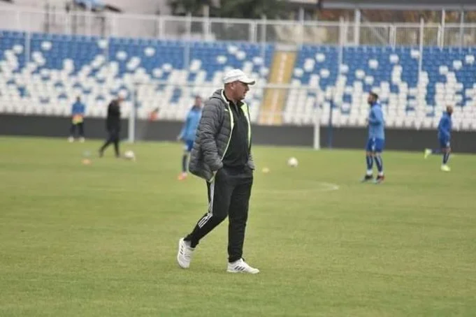 Trajneri i ekipit kosovar me deklaratë befasuese: Futbolli u ndal për një virus që kalohet me paracetamol