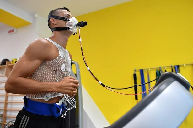 Pavarësisht moshës Cristiano Ronaldo nuk di të ndalet, befason përsëri me fizikun e tij