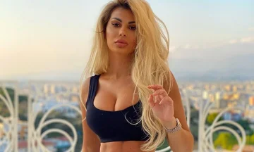 Avec un poste derrière, Liona Vjollca souligne la raison de sa venue au Kosovo