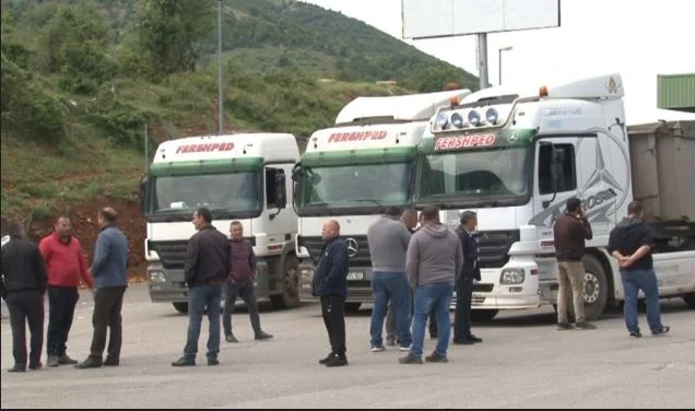 Iu kërkua të paguanin 22 euro për dezinfektimin e kamionëve, ankohen shoferët