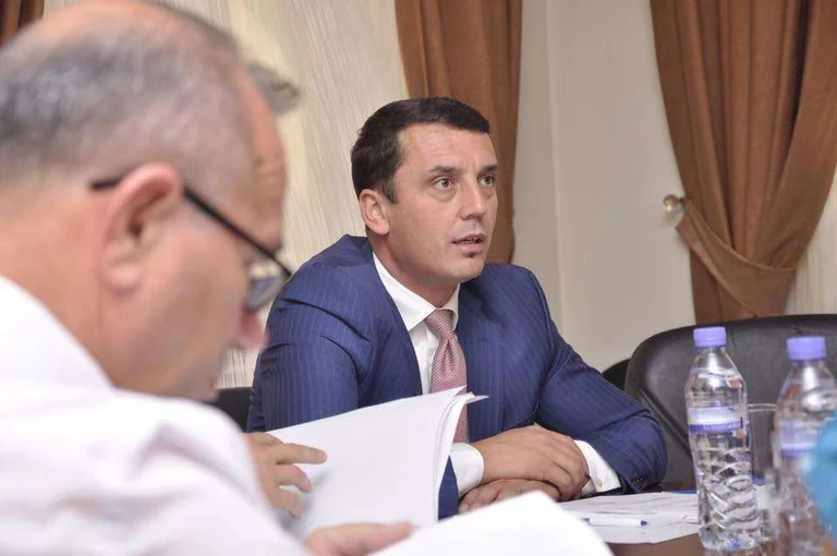 Gashi i PDK-së: Qeveria e mashtrimit ia solli Kosovës 1 miliard humbje në ekonomi
