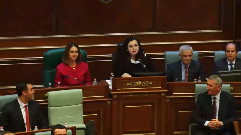 Nagavci e VV-së lavdëron Osmanin por nuk përjashton që mund ta shkarkojnë si kryetare Kuvendi