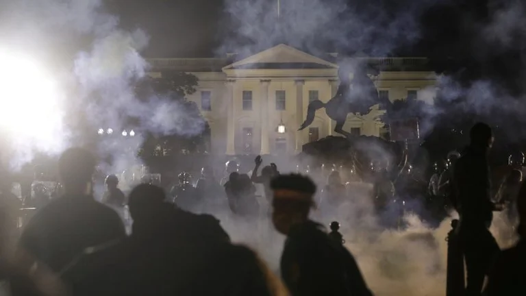 Protesta për vrasjen e njeriut me ngjyrë, Shërbimi Sekret detyrohet ta fusë Trumpin në bunker