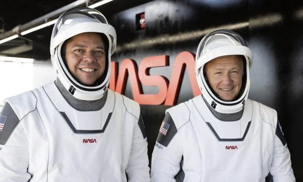 Këta janë astronautët amerikanë që po bëjnë udhëtimin historik në hapësirë