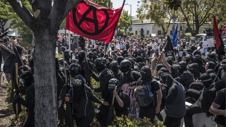 Kush është lëvizja majtiste ANTIFA që po shpallet terroriste nga Trumpi?