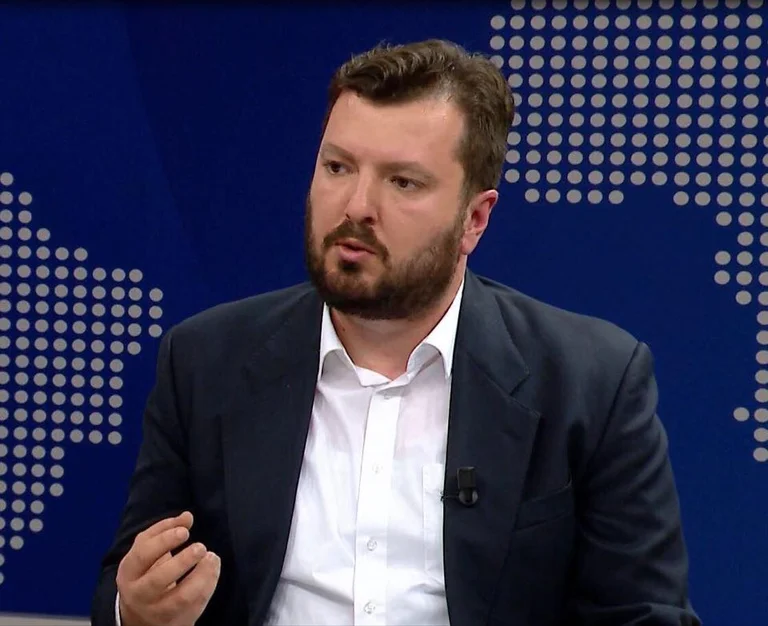 Zaimi ia kthen Abrashit: Kufiri me Shqipërinë mund të hapet sot, LDK s’mund të na jep ligjërata patriotizmi