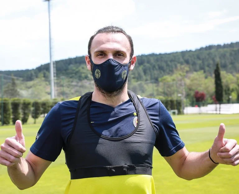 Klubi i Fenerbahçes me hap të madh, nis prodhimin e maskave për t’u mbrojtur nga koronavirusi