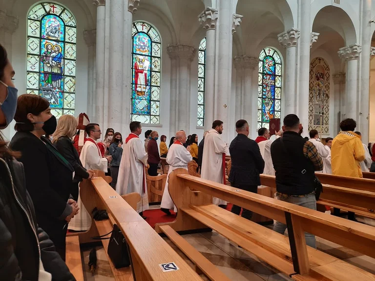 Katedralja “Shën Nënë Tereza” mban meshën e parë të së dielës pas mbylljes si pasojë e koronavirusit