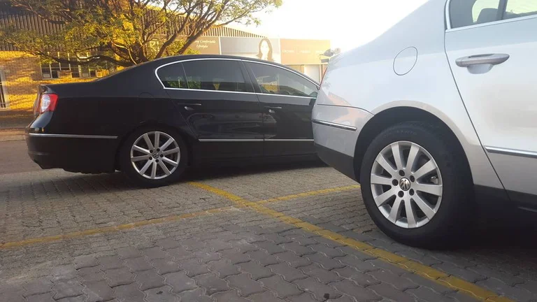 Kosovarit i vidhet vetura me targa gjermane në Fushë Kosovë