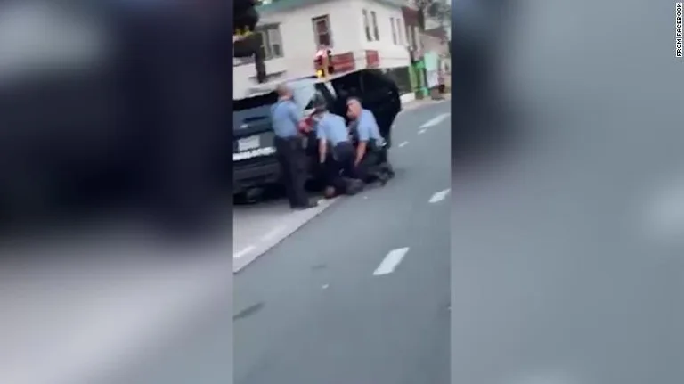 E tmerrshme: Dalin pamje të reja teksa 3 policët e maltretojnë George Floyd