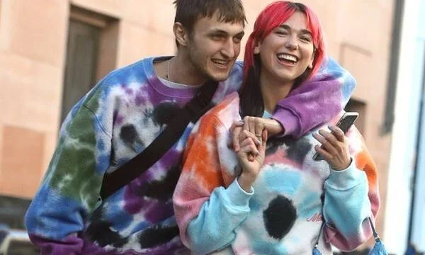 Dua Lipa me flokët kuq e zi shfaqet e lumtur pranë të dashurit