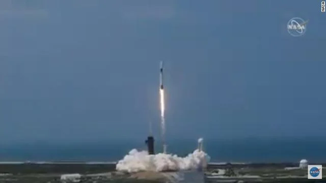 SpaceX lëshon dy astronautë në hapësirë për udhëtimin historik