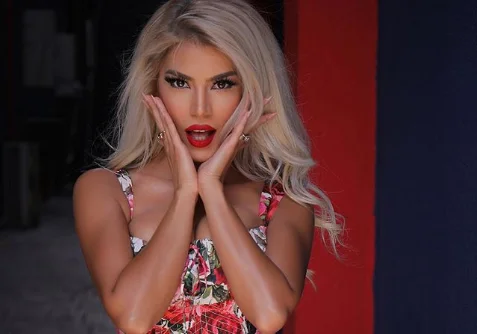 Marina Vjollca merr vëmendjen me fustanin e shkurtër