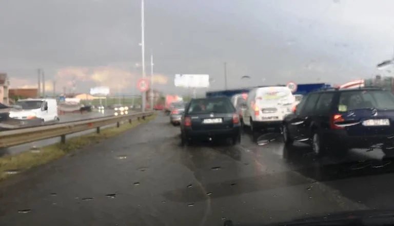 Vërshon magjistralja Prishtinë –Pejë, kolona të gjata në Sllatinë