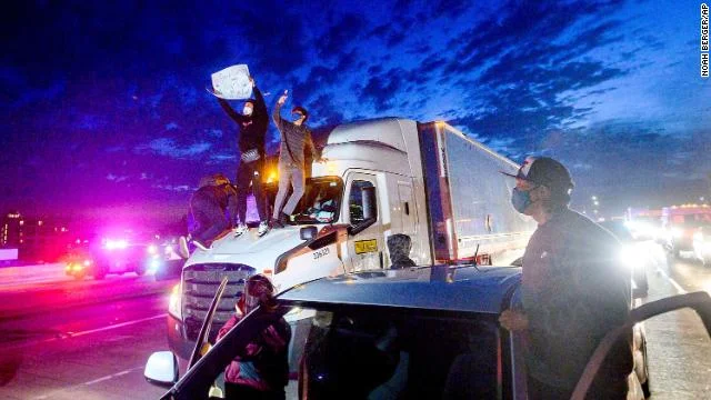 Protestat në SHBA: Vdes një oficer i policisë