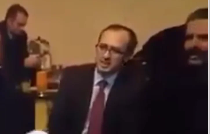 Del video teksa Avdullah Hoti i këndon Rahovecit