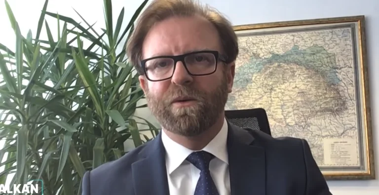 Haki Abazi krahason vendimin e Kushtetueses me sulmet e ushtrisë serbe në Kosovë