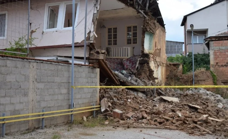 Dy persona u lënduan pas shembjes së një shtëpie në Prizren