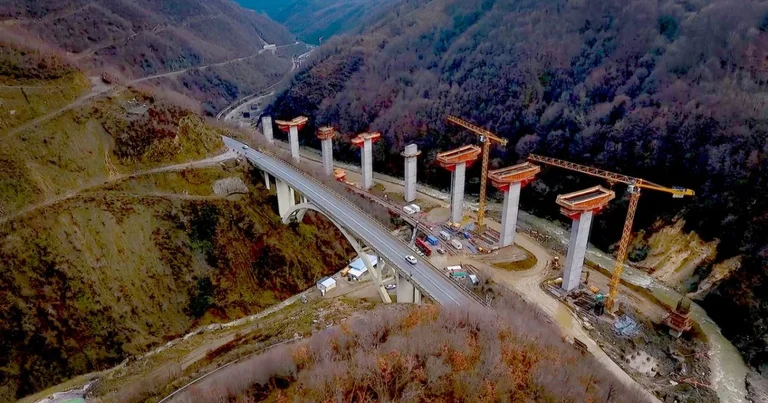 Shkarkimi i qeverisë po mbanë peng investimet kapitale të vitit 2020