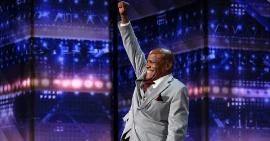 Ishte dënuar gabimisht me 37 vjet burgim, tani është pretendenti kryesor për të fituar “America’s Got Talent”
