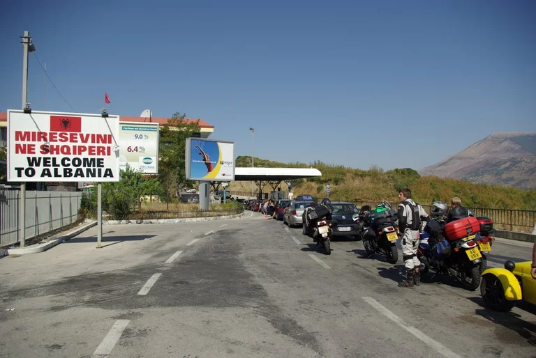 Greqia hap kufijtë për 29 vende, mes tyre edhe Shqipëria