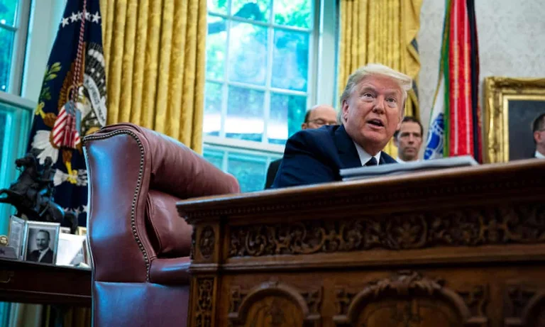 Presidenti Trump nënshkruan urdhërin ekzekutiv që rrudh mbrojtjen legale për Facebook e Twitter