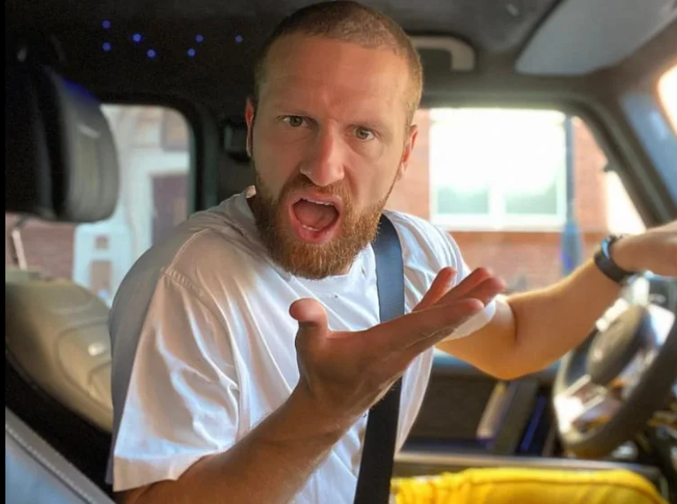 Mustafi poston fotografi nga makina e tij luksoze: ‘Të gjithë kemi një shok që përpiqet të jetë DJ në makinen tonë’