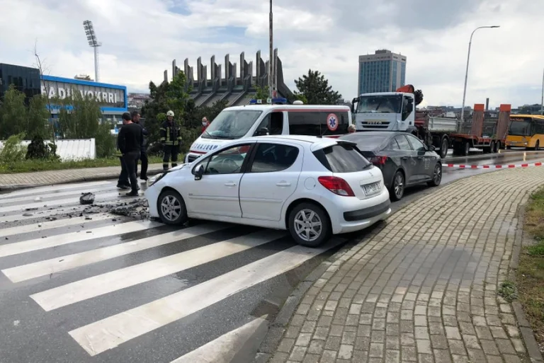 Aksidentohen zjarrfikësit në Prishtinë, lëndohen tre persona