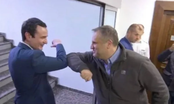 Momenti kur roja e Kurtit e shtynë Shpend Ahmetin me forcë në praninë e gazetarëve